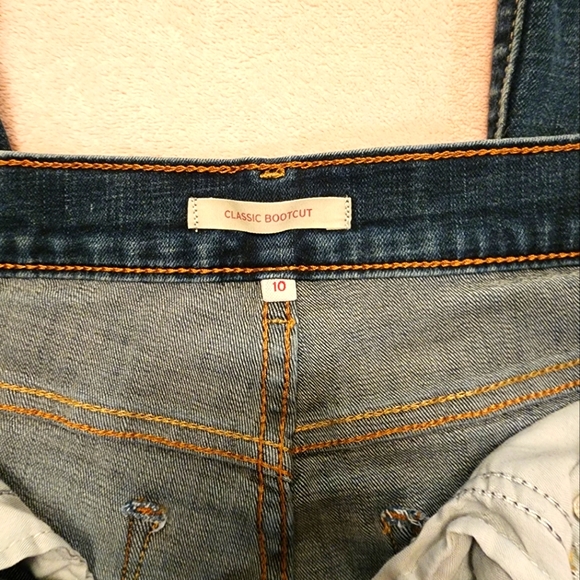 Levi's - Picture 2 of 3